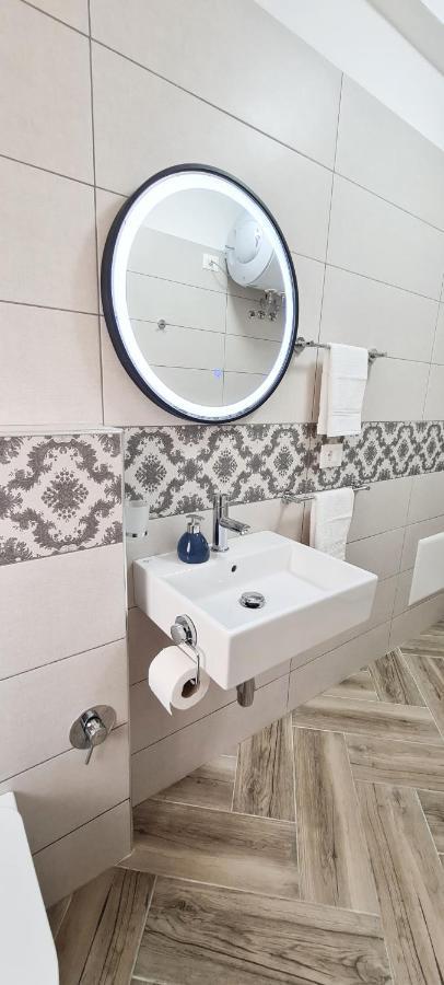 2V1 - Blloku Zy Daire Tiran Dış mekan fotoğraf